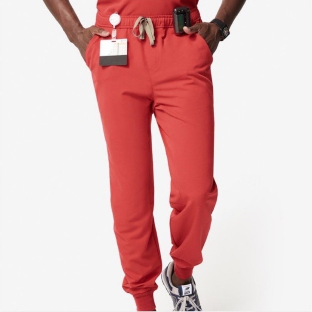 Men’s Figs Tansen Jogger Scrub Pants in Clay | Size M Tall